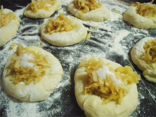 дрожжевые пирожки с яблоками